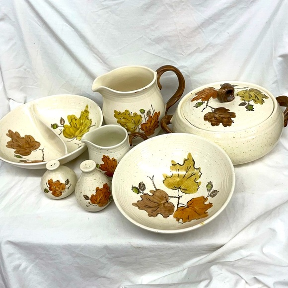 Vintage Metlox poppy trail 8 piece table set made in California